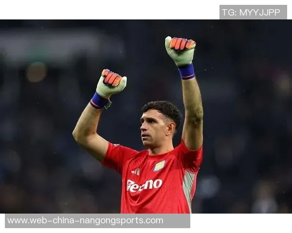 马丁内斯的传奇旅程：从草根球员到世界足球明星的蜕变与奋斗